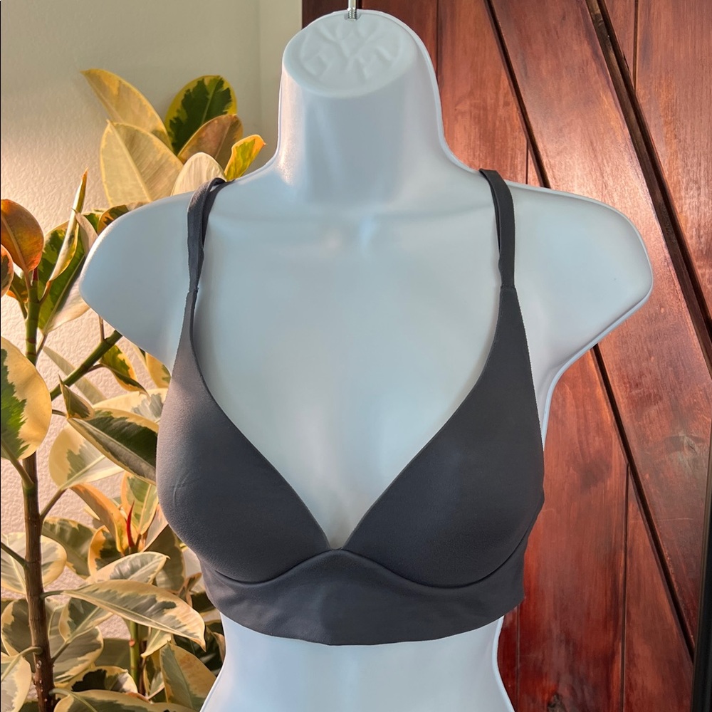 Lightly lined plunge bra